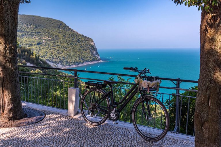 Tour esperienziale in e-bike alla scoperta delle Marche Segrete