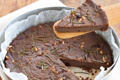 Ricetta: Il castagnaccio, dolce dei borghi toscani che profumano di bosco