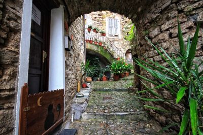Alla scoperta di Apricale, il borgo più amato dagli artisti