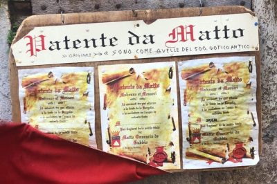 Gubbio, il borgo antico e la patente dei matti