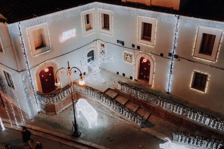 Natale 2025: borghi italiani si trasformano in scenari luminosi