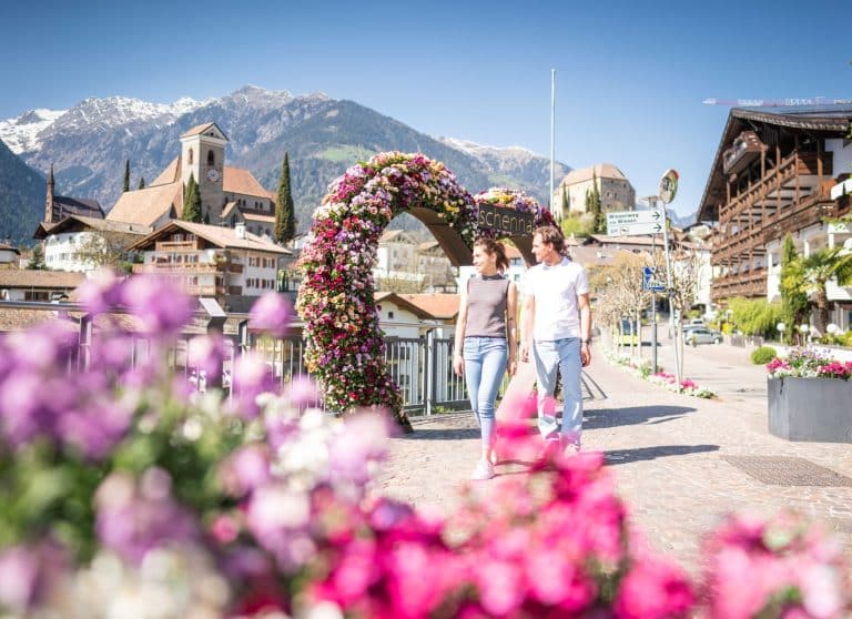 Primavera a Scena: paesaggi in fiore tra natura, cultura e rinascita