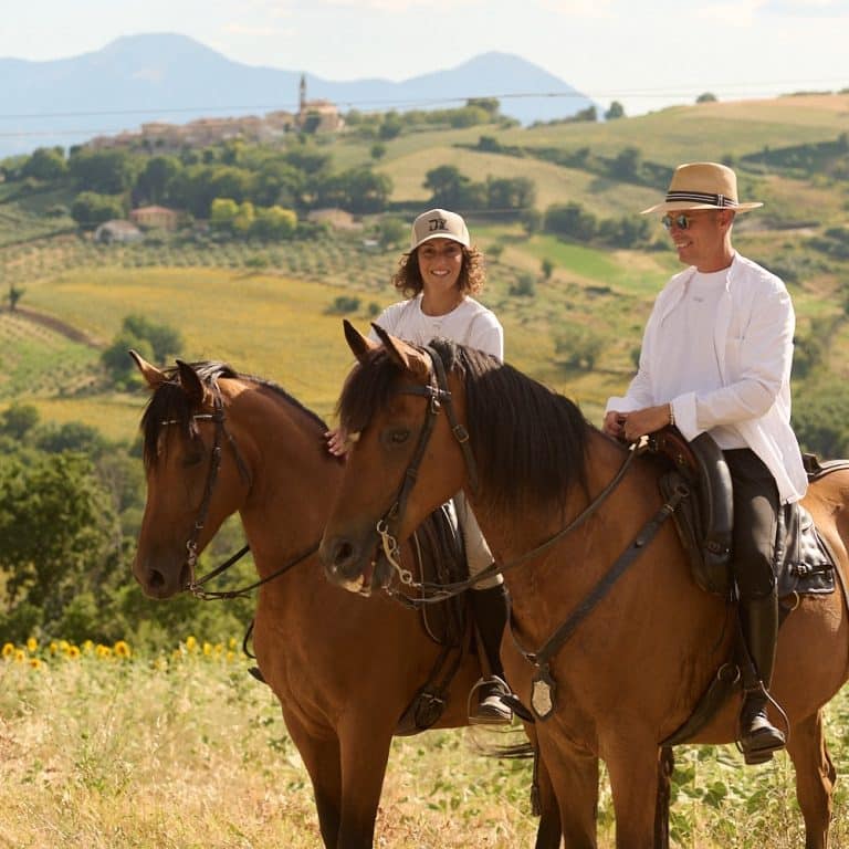 Andar per borghi nelle Marche: un’esperienza slow tra natura, cavalli e sapori autentici