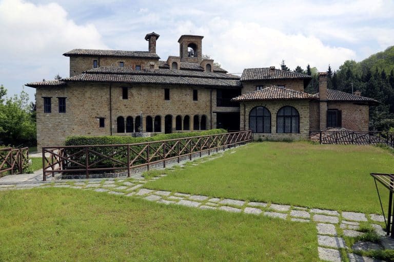 Sulle vie della fede: chiese, abbazie e spiritualità nel Pavese
